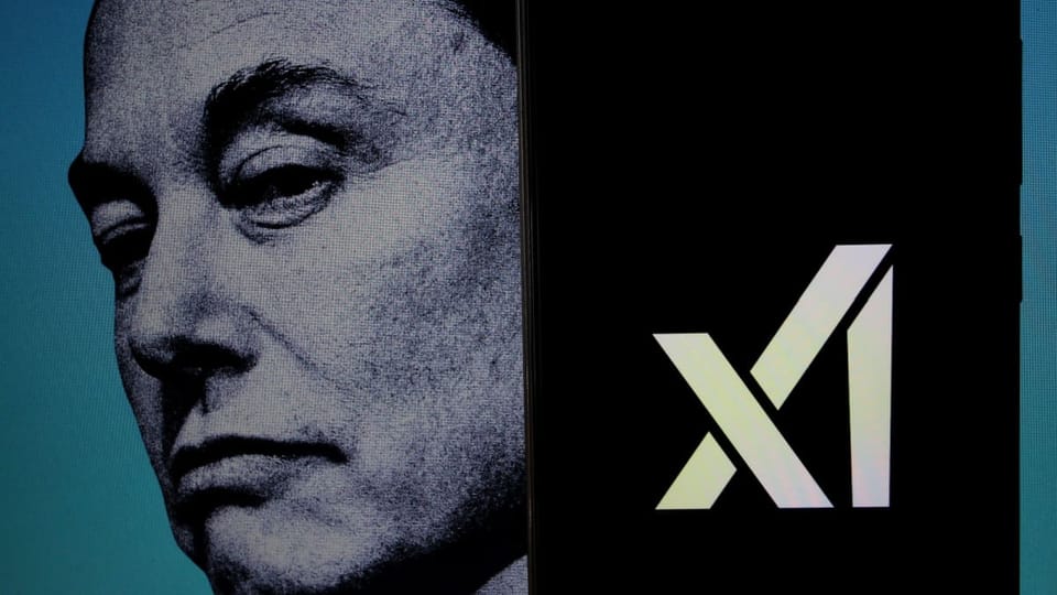 Een afbeelding van Elon Musk naast een mobiele telefoon met het logo van zijn AI bedrijf XAI