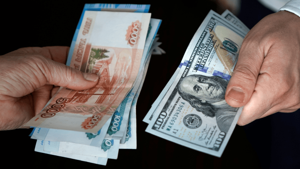 Man ruilt Russische roebel om voor dollars