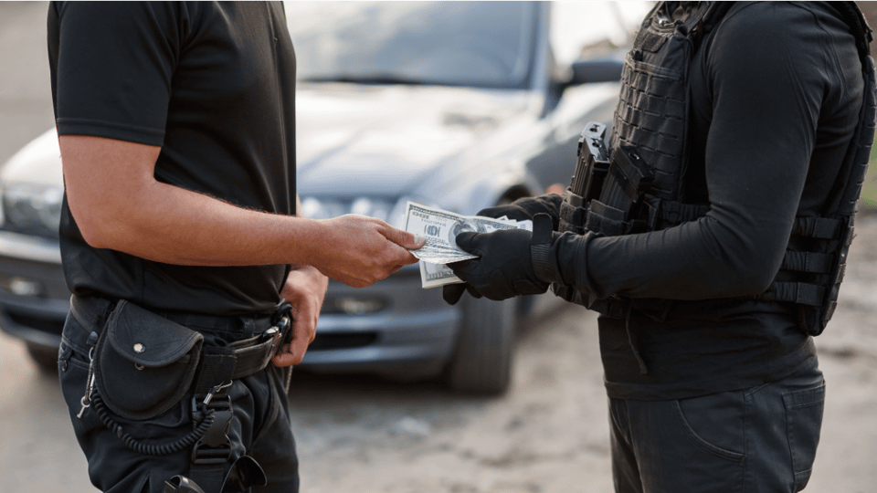 Corrupte agenten ruilen geld