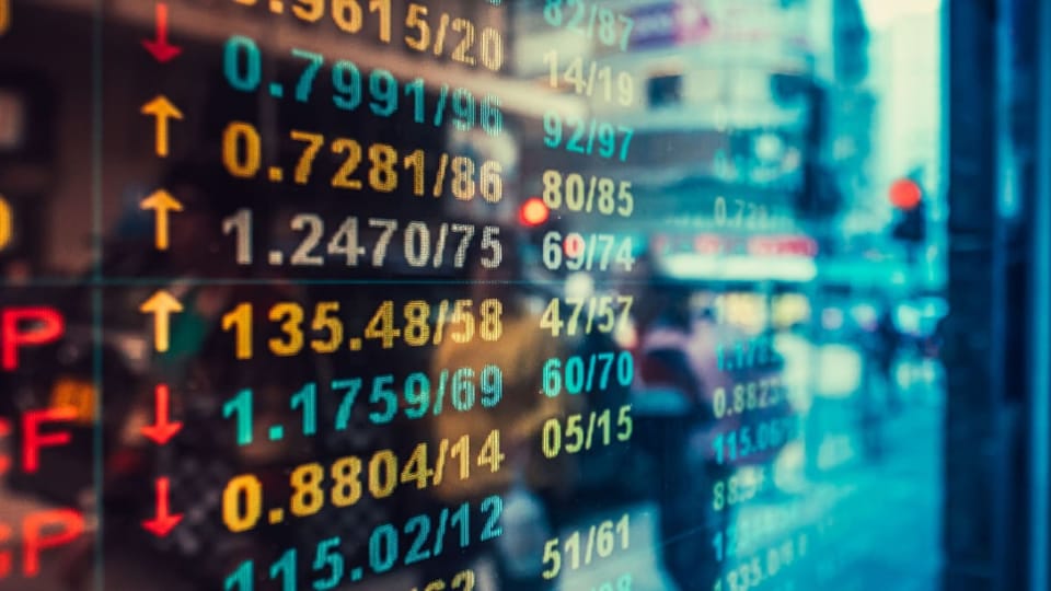 Een afbeelding van dalende en stijgende prijzen, rood, groen, van crypto en aandelen