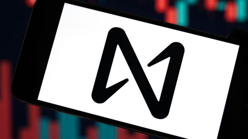 Een afbeelding van het logo van cryptoproject NEAR protocol met op de achtergrond schommelende koersen