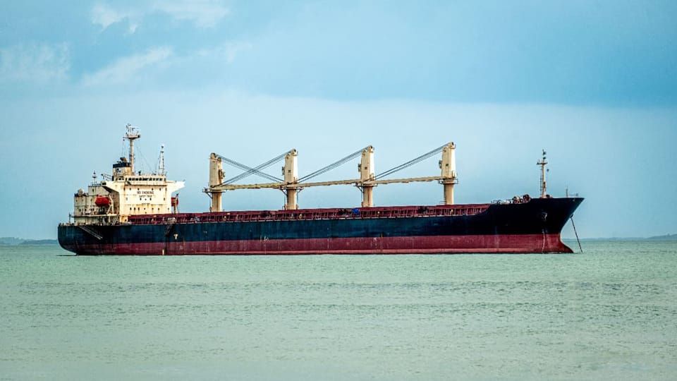 Een olietanker in de Rode Zee voor de kust van Yemen