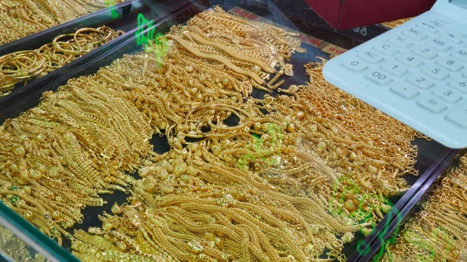 Een winkel met gouden sieraden om te kopen als investering in een winkel in Bangkok