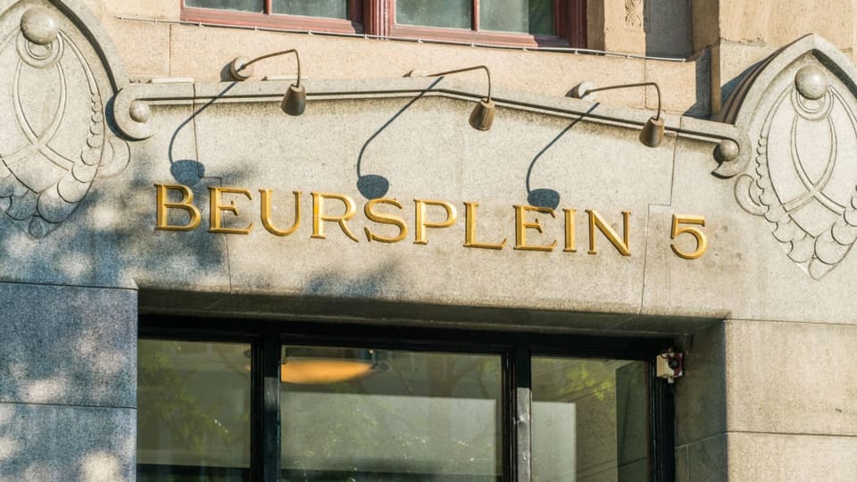 Een afbeelding van de AEX in Amsterdam bij het Beursplein