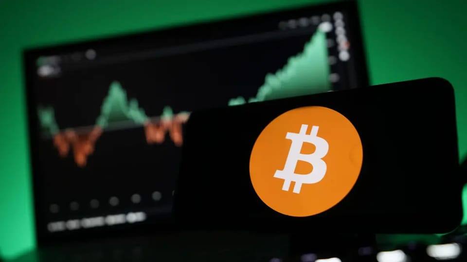 Een afbeelding van een bitcoin (BTC) logo met een grafiek van de koers op de achtergrond