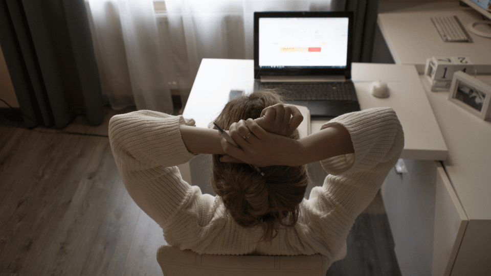 Vrouw-achter-laptop