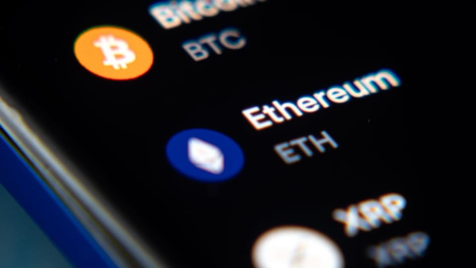 Een afbeelding van Ethereum tussen bitcoin en XRP in