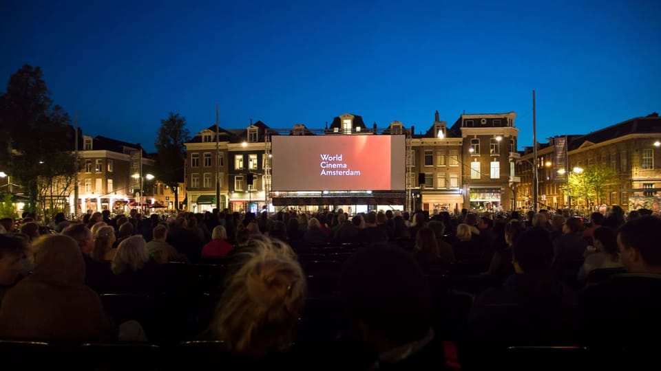 Een afbeelding van World Cinema Amsterdam op een groot plein met veel mensen in Nederland