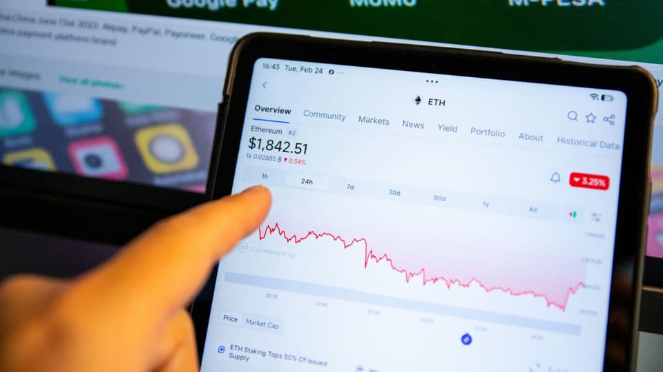 Een afbeelding van de ethereum koers in het rood met een grafiek van ETH