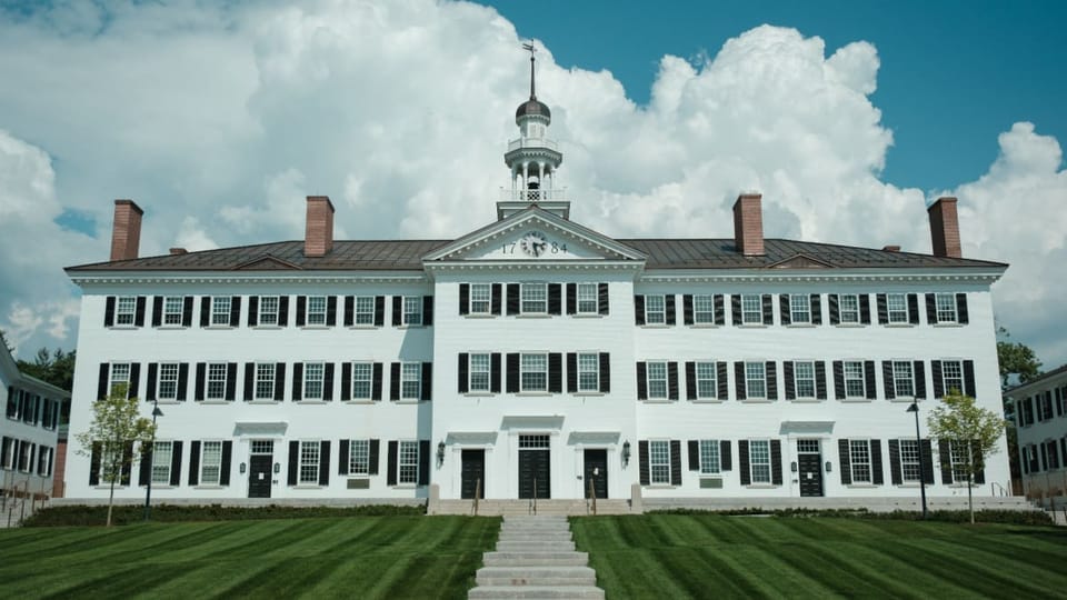 Een afbeelding van de main hall van Dartmouth College in de VS