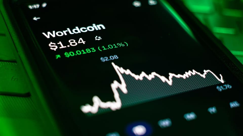 Een afbeelding van een crypto pagina van Worldcoin, met een grafiek van de koers die aan het stijgen is, groen