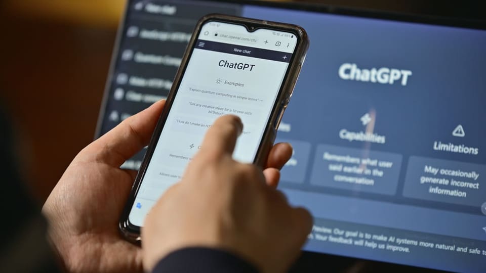 Een afbeelding van een mobiele telefoon met daarop ChatGPT, en een laptop met daarop ChatGPT