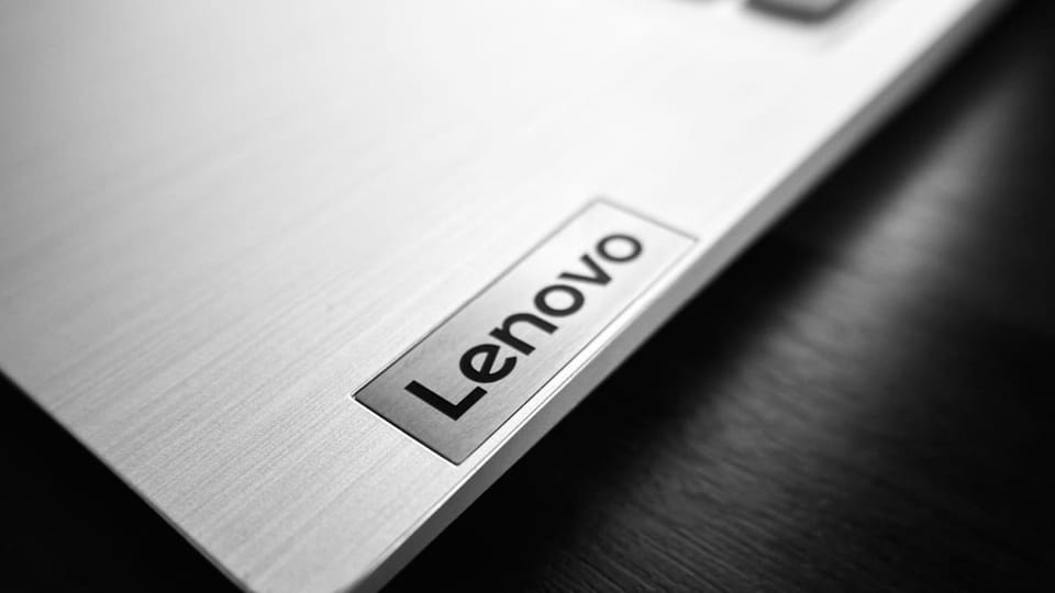 Een afbeelding van het Lenovo logo op een laptop
