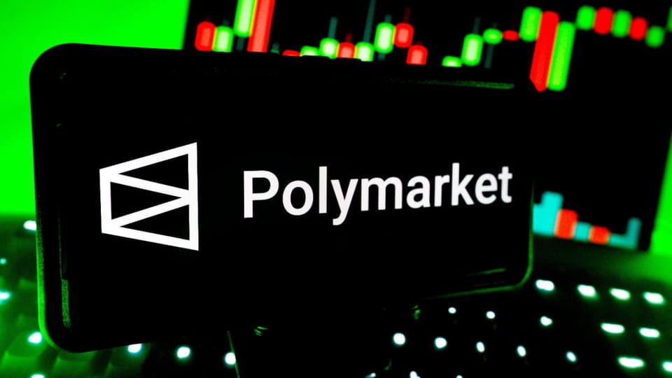 Een afbeelding van het logo van voorspellingsmarkt Polymarket op een mobiele telefoon met een grafiek in de achtergrond
