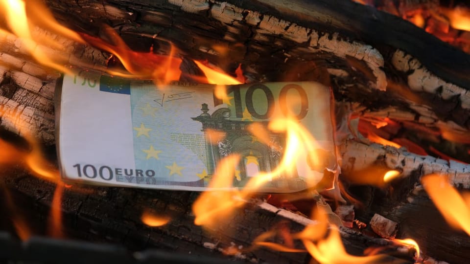 Foto van een eurobiljet op de brandstapel
