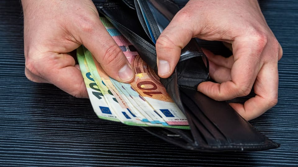 Foto van eurobiljetten in portemonee