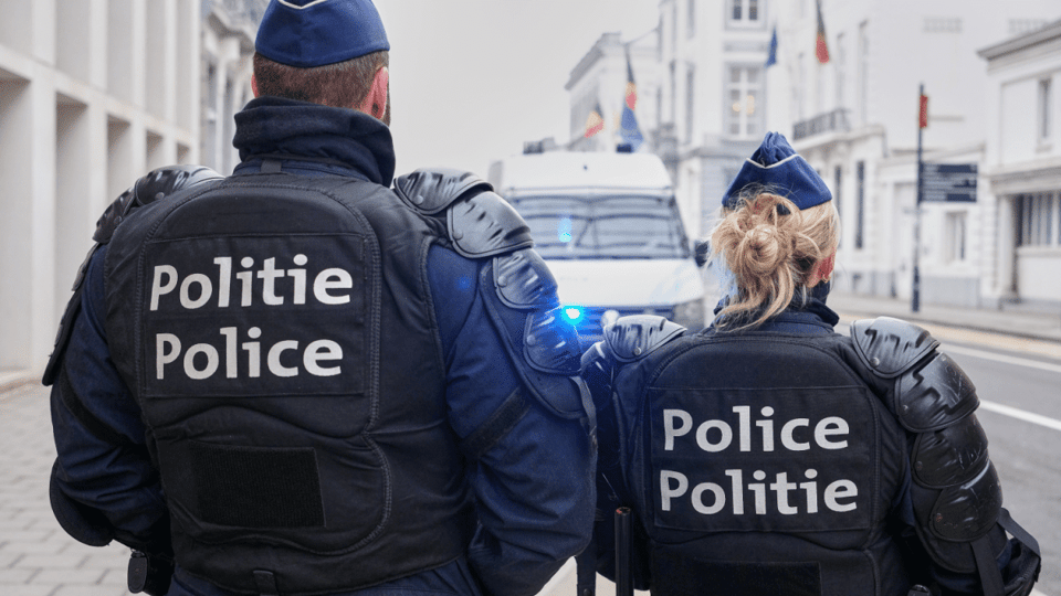 Foto van twee belgische politieagenten