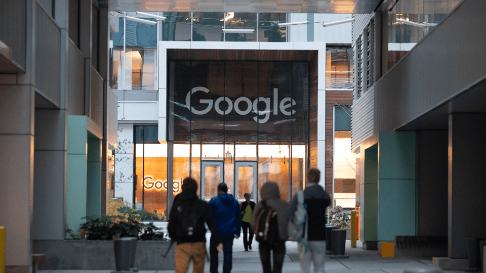 Google-kantoor-mensen-lopen