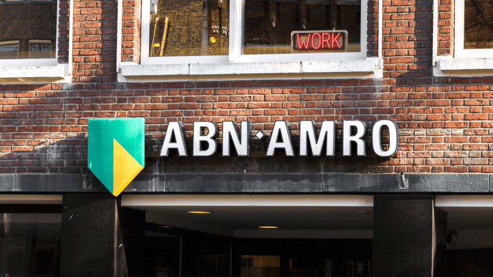 Logo van ABN AMRO in winkelstraat