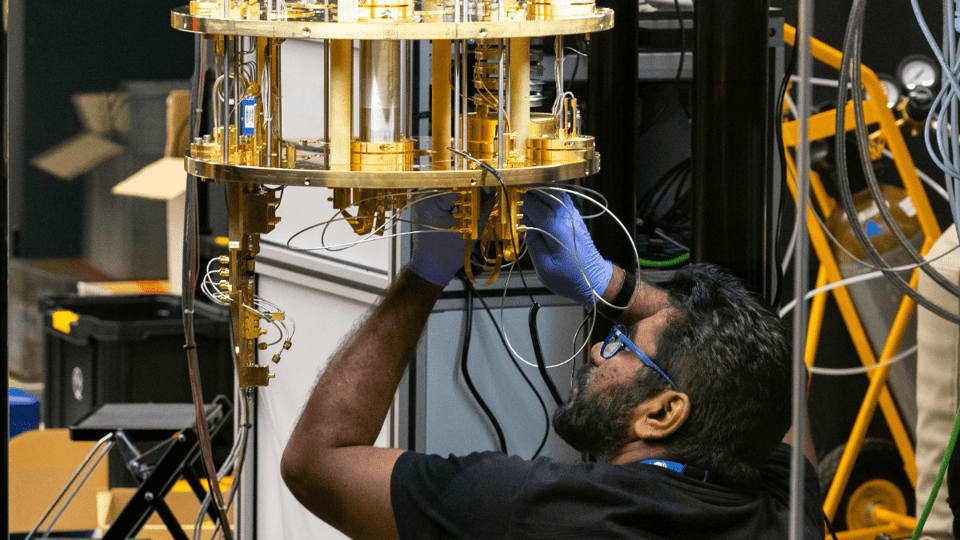 Man-is-bezig-met-kwantumcomputer