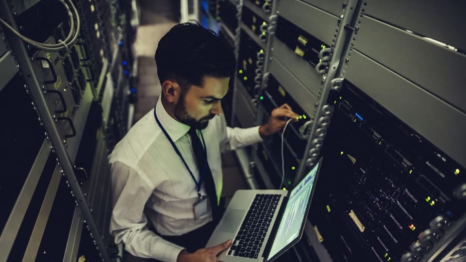 Man werkt in datacenter