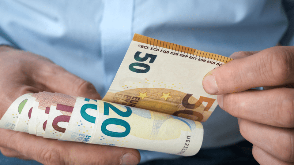 Nederlander-met-geld-in-zijn-hand