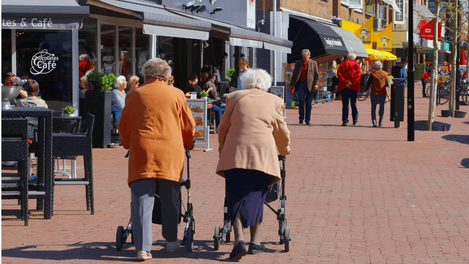 Nederlanders-lopen-over-straat-met-rollator