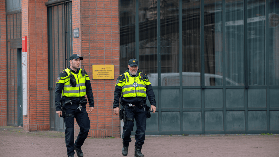 Politieagenten-lopen-over-straat