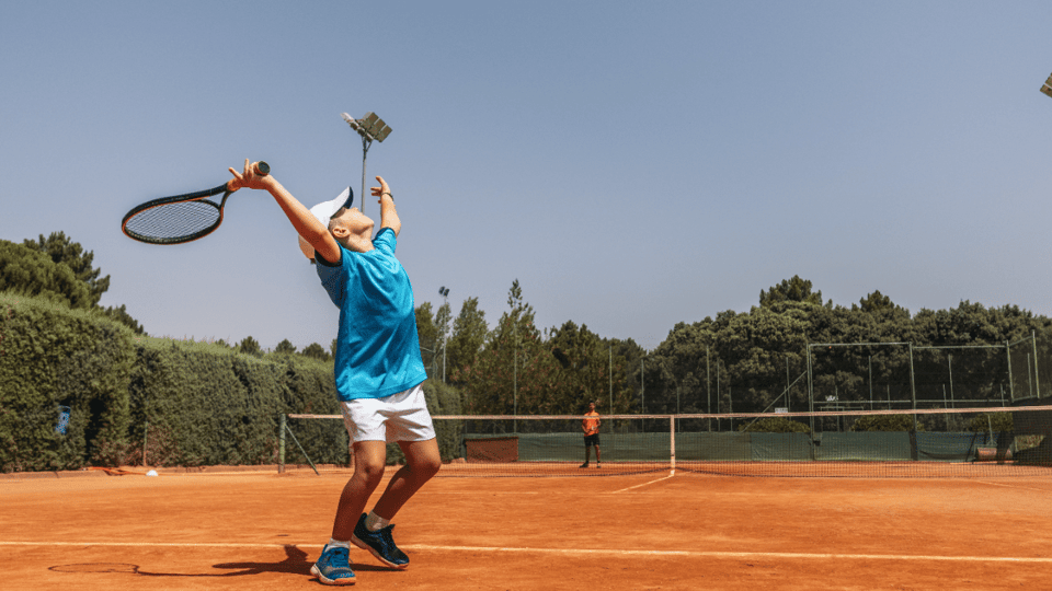 Tennisspeler-slaat-bal-op
