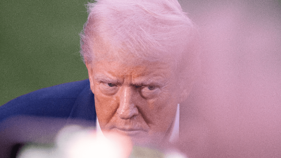 Trump-kijkt-serieus