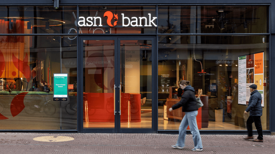 Vrouw-loopt-voor-ASN-Bank-langs