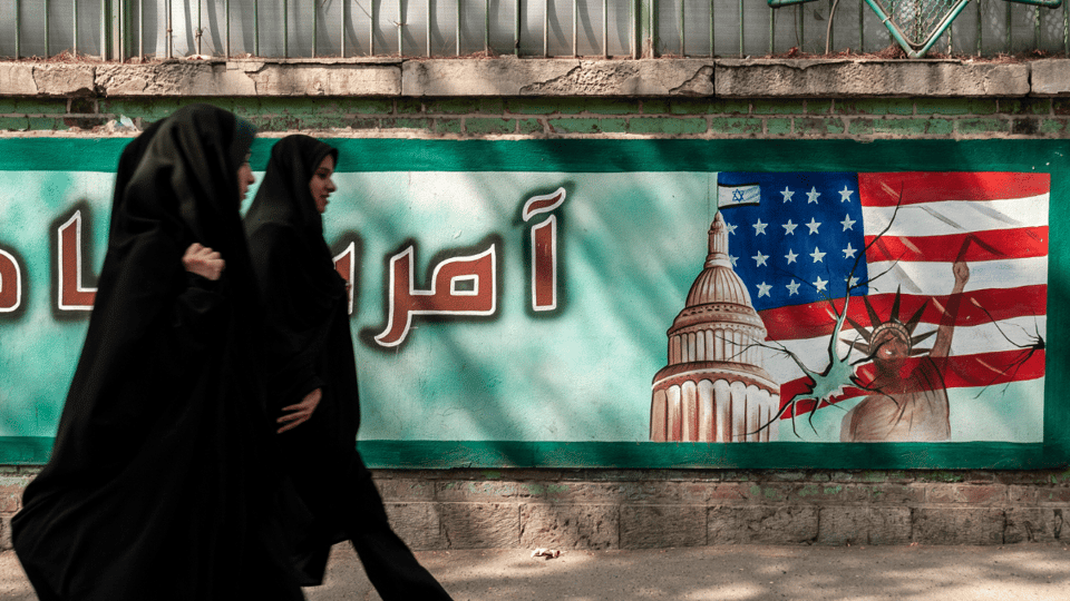 Vrouwen-in-Iran-lopen-over-straat
