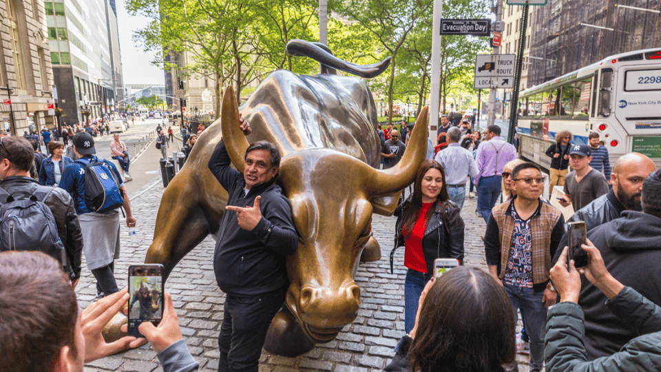 Wall-Street-stier-met-mensen