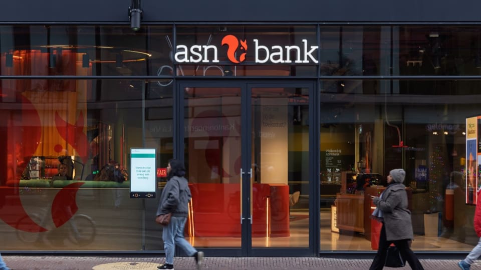 Een afbeelding van een pand van ASN bank met mensen die ervoor langs lopen in Nederland