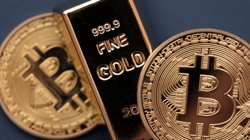 Een afbeelding van goud en bitcoin munten