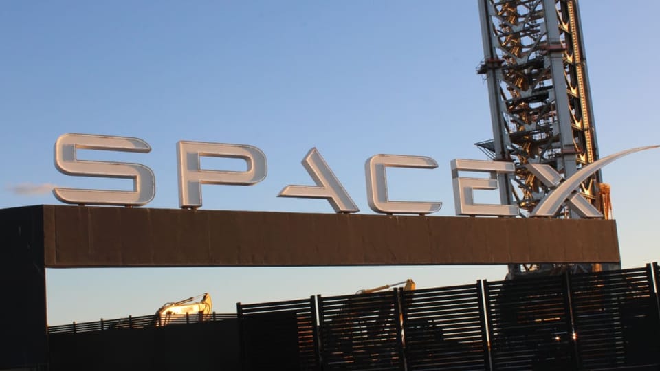 Foto van SpaceX logo op lanceerplatform
