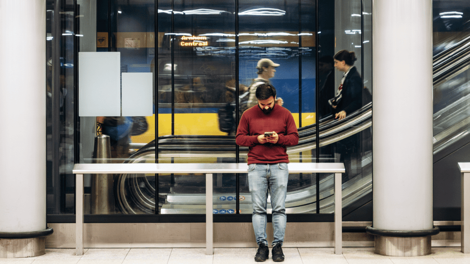 Man-op-station-op-telefoon