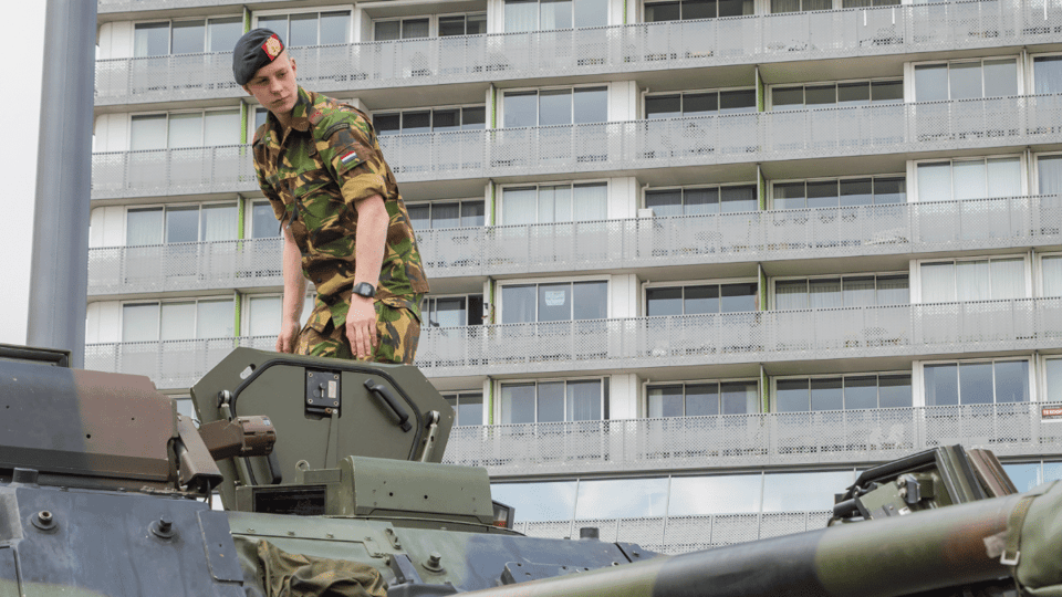 Nederlandse-soldaat-op-tank