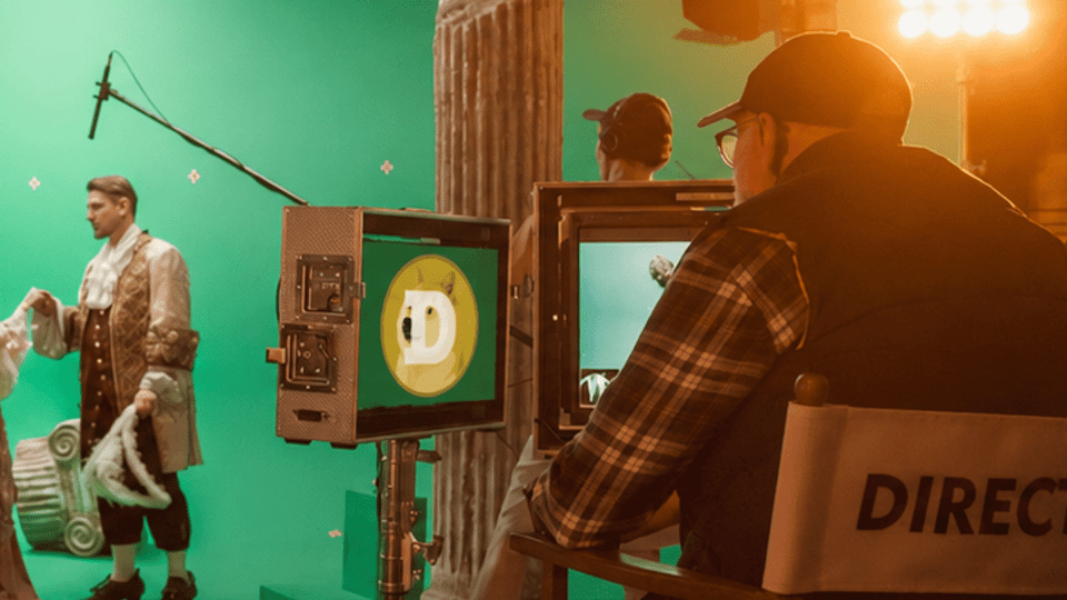Regisseur-met-Dogecoin-op-scherm
