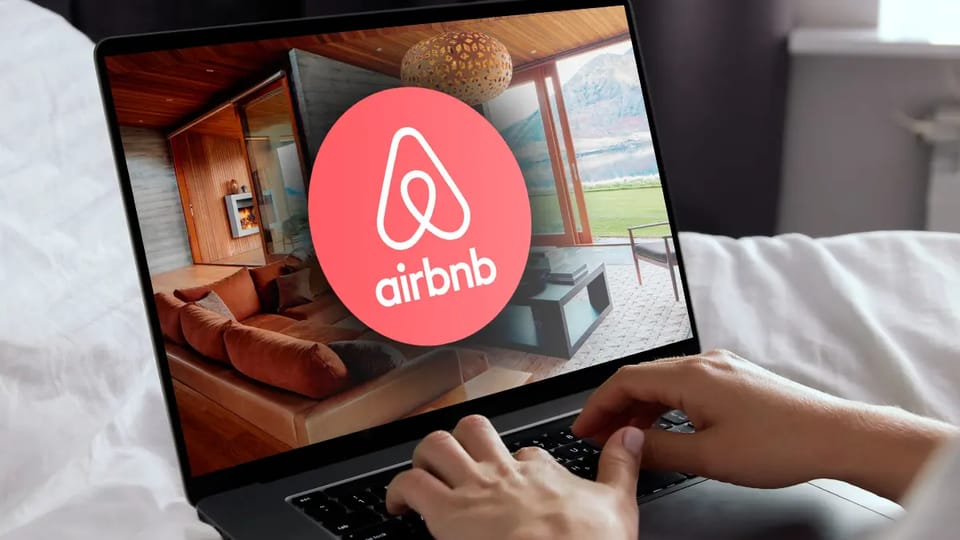 Airbnb logo op laptop
