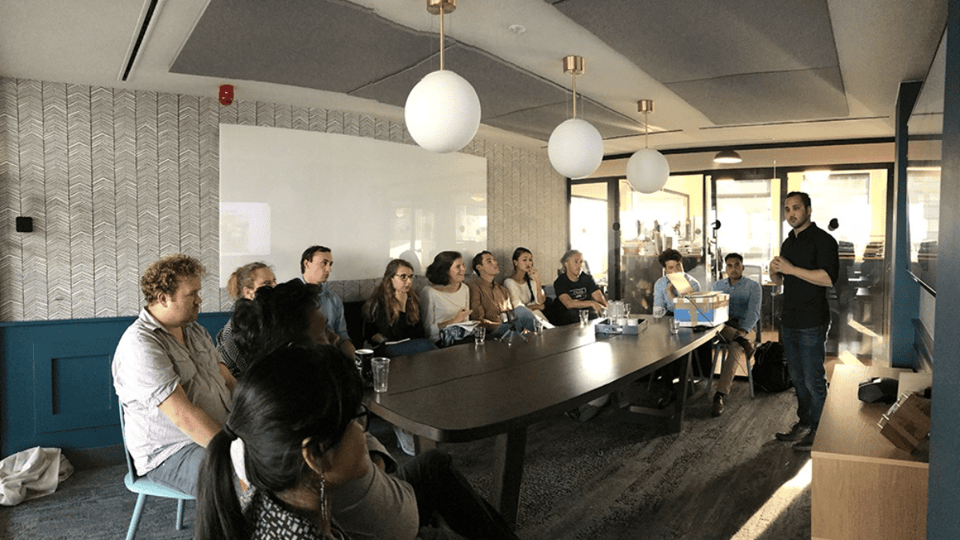 Foto van John van Meer tijdens een seminar