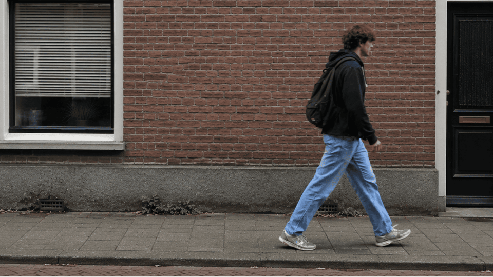 Jongen-loopt-over-straat