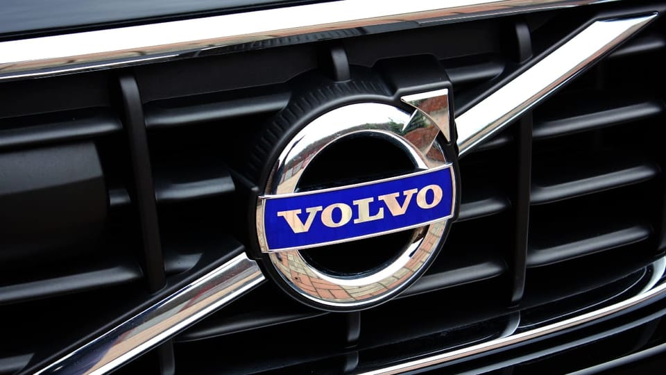 Volvo logo op auto