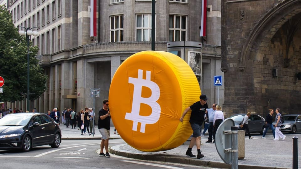 Bitcoin logo rolt door de stad