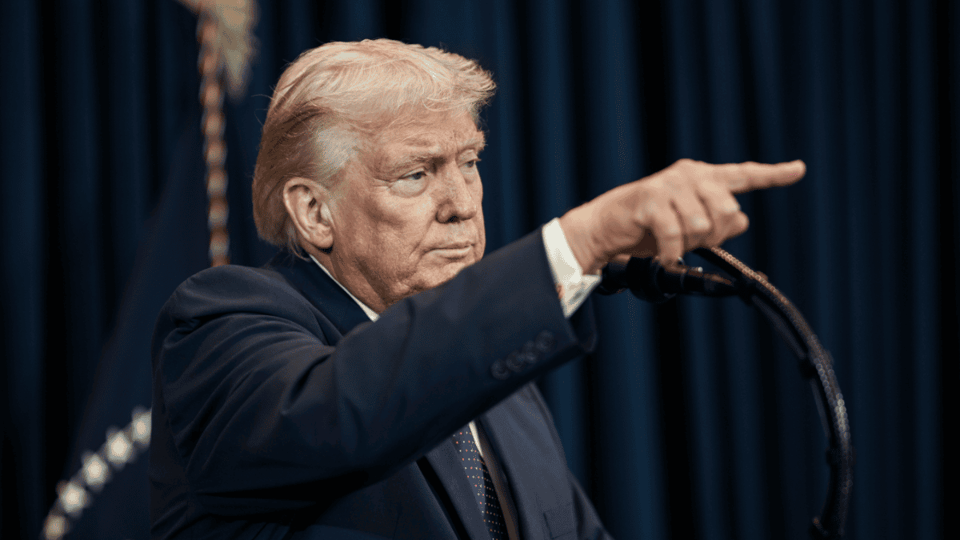Trump-wijst-naar-journalist