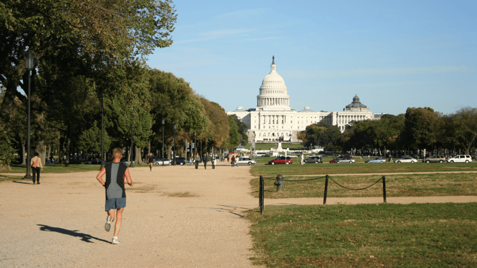 Amerikaanse-senaat-met-een-hardloper-ervoor