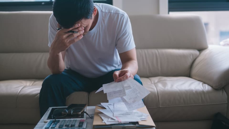 Foto van man bezorgd over financiele documenten