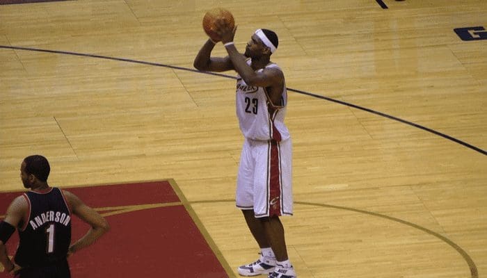 Lebron-james-crypto LeBron James en Crypto.com gaan kinderen over crypto leren