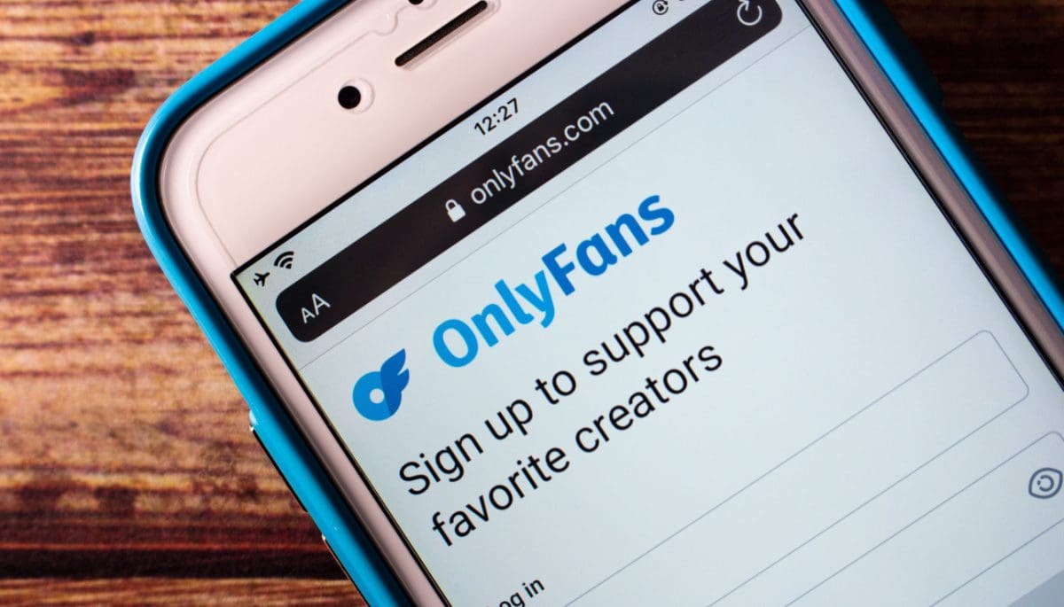 OnlyFans, een online platform dat creators in staat stelt om betaalde abonnementen aan te bieden aan hun volgers, is met beide benen de crypto-wereld betreden. Het Britse platform heeft namelijk een deel van zijn kapitaal geïnvesteerd in ethereum (ETH).