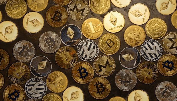 Tal van verschillende fysieke crypto coins zoals litecoin, ethereum, cardano en tal van anderen.
